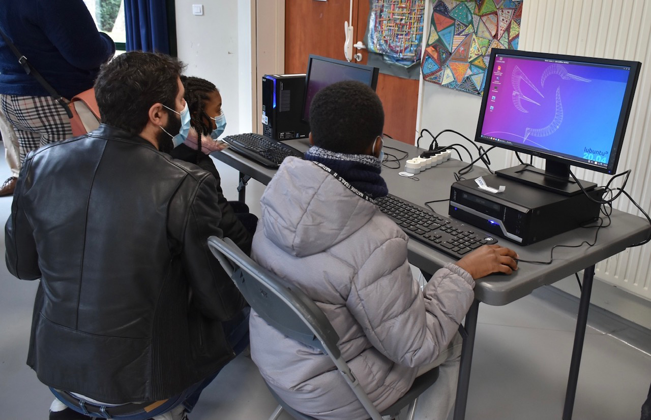 Bénévoles d’Action Numérique Solidaire préparant du matériel informatique pour le réemploi